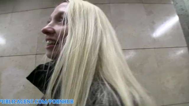 PublicAgent：白皙瘦妹Mina骚穴大开主动吞噬，狂吞巨屌猛插浪叫潮吹！